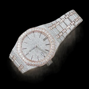 Montre-bracelet en diamant avec cadran à chiffres romains, lunette et bracelet entièrement pavés de diamants, bijou de luxe, élégant et étincelant - Product Image 6