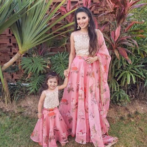 Ensemble assorti mère-fille pour mariage Lehenga Choli – Tenue ethnique florale de créateur - Product Image 3