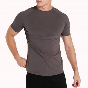 เสื้อยืดคอกลมแขนราแกลนทรงเข้ารูปสำหรับผู้ชาย สีพื้น ผ้าเจอร์ซีย์แห้งเร็ว สวมใส่สบาย 100% โพลีเอสเตอร์ - Product Image 1