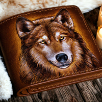 Cartera Bifold Corta de Cuero Genuino Hecha a Mano con Grabado de Cara de Lobo, Estilo Vintage para Hombre, Color Marrón Oscuro, Cierre Plegable, Diseño con Estampado Animal