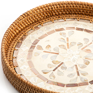 Bandeja de servir decorativa de ratán y nácar de calidad deluxe hecha a mano, de forma redonda y diseño de nácar blanco a buen precio. - Product Image 1