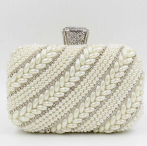 Radias glamour con este bolso tipo caja cubierto con un hermoso patrón de perlas diagonales, disponible a precios de mayorista hoy. - Product Image 1