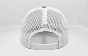 Casquette de camionneur pour adulte en maille blanche structurée à 6 panneaux avec patch en cuir personnalisé, fabriquée au Vietnam, style décontracté et tendance, idéale pour le sport et les activités de plein air - Product Image 4