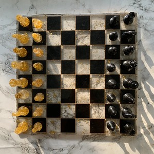 Jeu d'échecs en résine fait main de qualité supérieure, pièces noires et translucides, plateau de jeu luxueux, décoration artistique pour la maison - Product Image 5
