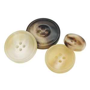 Boutons en corne naturelle personnalisés écologiques à 4 trous pour costumes, manteaux et chemises pour hommes – Vente en gros - Product Image 1