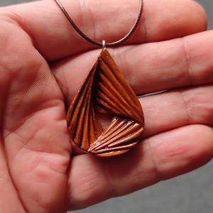 Pendentif en bois en forme de larme avec motif de feuille sculpté, collier artisanal, finition bois naturel - Product Image 1