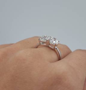 Anillo de Diamantes Cultivados en Laboratorio de 1.90 CT con 2 Piedras en Oro de 18K |   Anillo de Compromiso Toi Et Moi con Certificado IGI de Moda |   Joyería nupcial de lujo - Product Image 3