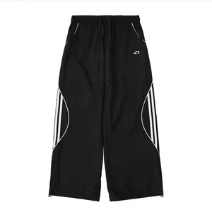 กางเกงแทร็คขายาวสีดำทรงหลวมสำหรับผู้ชาย ผ้าไนลอนน้ำหนักเบา แต่งแถบสีตัดกัน สไตล์สตรีทแวร์ ทรงสบาย รับผลิตตามสั่ง - Product Image 3