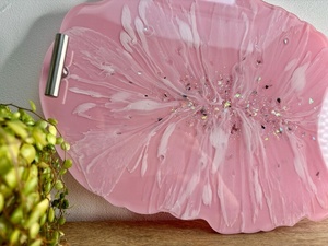 Plateau en résine époxy rose écologique personnalisé avec poignées, plateau de service décoratif fait à la main - Product Image 3