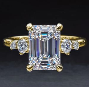 แหวนพลอยมอสซาไนต์ทรงเอเมอรัลด์ เงินแท้ 925 ชุบทอง 18K แหวนหมั้นสำหรับเธอ ของขวัญวันเกิดสุดหรูหราสง่างาม - Product Image 1