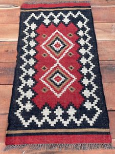 Tapis artisanal du Gujarat à motif abstrait rouge, noir et blanc en laine et acrylique, rectangulaire, tufté à la main, écologique, décoration moderne pour la maison - Product Image 2