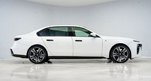 BMW 740i M-Sport USADO 2023 - Motor 3L - Híbrido 375hp Euro6 - TRANSMISIÓN AUTOMÁTICA - Volante a la Izquierda - Product Image 3