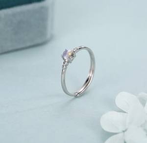 Anillo de Piedra Lunar Pequeña en Plata de Ley, Talla Ajustable, Anillo de Piedra Lunar de 4mm con Engaste de Puntas, Anillo Delicado para Apilar - Product Image 4