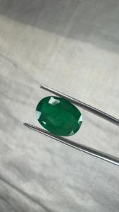 Émeraude naturelle zambienne de 4,23 carats, taille ovale, pierre précieuse non montée |   Pierre précieuse verte authentique pour la vente en gros et la personnalisation de bijoux fins - Product Image 2