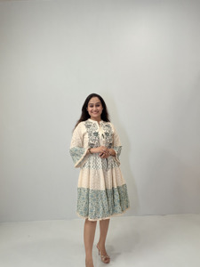 Vestido midi escalonado con estampado floral en color crema y verde salvia para mujer, con corpiño bordado, lazo con borlas y manga tres cuartos - Product Image 2
