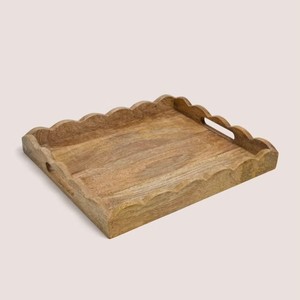 Plateau de service artisanal en bois d'acacia massif, plateau décoratif en bois pour le petit-déjeuner, plateau de table basse ou ottoman avec bord festonné - Product Image 1