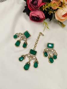 Parure de bijoux de mariée haut de gamme Kundan avec collier ras-du-cou carré orné de pierres, boucles d'oreilles pendantes assorties et Maang Tikka - Product Image 4