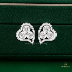 Boucle d'oreille délicate en métal en forme de cœur romantique avec trois diamants de laboratoire ronds sertis à griffes, cadeau de Saint-Valentin pour votre femme - Product Image 3