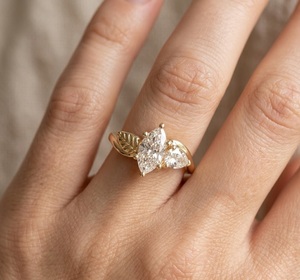 Bague de fiançailles Toi et Moi certifiée IGI, couleur E, VVS2, 3,40 carats, or 18 carats, diamant de laboratoire, diamant marquise en forme de feuille - Product Image 1