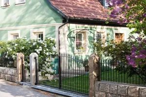 Puerta de Granja Moderna de Acero con Recubrimiento en Polvo, Diseño Arqueado Abatible para Uso en Exteriores, Estilo Contemporáneo y Duradero - Product Image 4