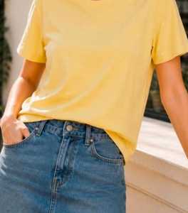 Camiseta de manga corta con cuello redondo para mujer, color negro y amarillo, informal, de corte regular, para verano - Product Image 4