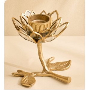 Portavelas de Metal de Diseño para Decoración de Bodas y Hogar, Acabado Dorado, Grabado a Mano - Product Image 4