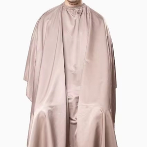 ผ้าคลุมตัดผมคุณภาพพรีเมียมแบบสั่งทำได้ ราคาขายส่ง พร้อมปักโลโก้ ผ้าคลุมทำผมโพลีเอสเตอร์สำหรับร้านเสริมสวย - Product Image 1