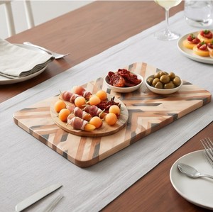 Planche à découper en bois rectangulaire à motif géométrique avec trou de suspension et poignée - Product Image 3