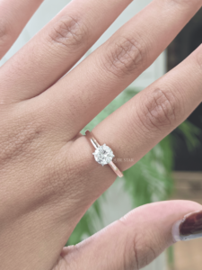 แหวนเพชรเม็ดเดี่ยวเพาะเลี้ยงในห้องปฏิบัติการ Cushion Lab Grown Solitaire รับรองโดย IGI น้ำหนัก 2.30 กะรัต ตัวเรือนทองคำแบบสี่ขา ดีไซน์หรูหราคลาสสิก เหมาะสำหรับเป็นเครื่องประดับหมั้นสำหรับผู้หญิง - Product Image 1