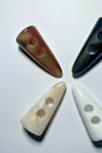 Botones de cuerno rojos de 2 agujeros, elegantes, de calidad, ecológicos, para abrigos, con logotipo grabado, precio bajo en India. - Product Image 2