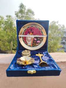Coffret cadeau de mariage Diwali avec assiette Pichwai de 6 pouces, Kumkum Dibbi, Diya en laiton, cloche, étui en tissu suédé, ensemble cadeau Pooja fait main - Product Image 1