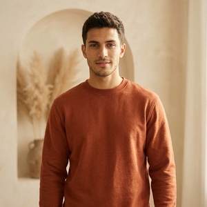 เสื้อสเวตเชิ้ตคอกลมสีน้ำเงินสำหรับผู้ชาย ตกแต่งด้วยการต่อผ้าสีต่างๆ ทรงปกติ สวมใส่สบายๆ สำหรับฤดูใบไม้ร่วง ผลิตจากผ้าฝ้ายเฟรนช์เทอร์รี่ 100% - Product Image 1