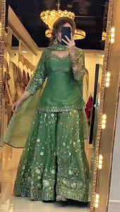 Ensemble prêt-à-porter en soie Fandy avec broderie de fil, broderie de sequins et travail Zari, comprenant un haut, un pantalon et un dupatta, entièrement cousu. - Product Image 2