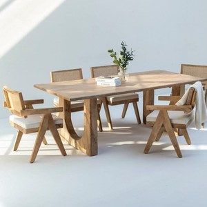 Table à manger en bois d'acacia Vandana Aureo Arista avec un design contemporain solide et fait main - Product Image 1