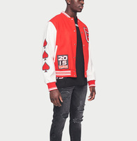 Blouson universitaire rouge et blanc pour homme avec écussons en forme d'épée et logo 2026 – Tenue décontractée pour l'automne