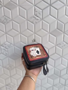 Estuche Compacto de Joyería de Cuero Genuino a la Moda, Estuche de Almacenamiento Duradero con Cierre de Cremallera y Diseño Vintage Hecho a Mano - Product Image 1