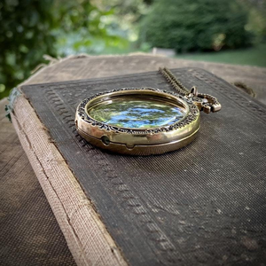 Loupe de poche vintage en métal avec cadre floral gravé orné, longue chaîne, pendentif loupe de lecture - Product Image 6