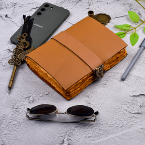 Cuir minimaliste fait main avec fermeture à boucle | Carnet de notes A5 style vintage avec finition rustique |   Journal de 100 pages pour la rédaction - Product Image 2