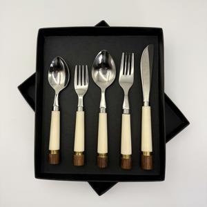 Ensemble de couverts de luxe en acier inoxydable poli miroir avec manche en résine, style moderne, 50 pièces pour fête - Product Image 1