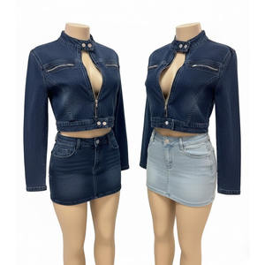 Ensemble de jupes personnalisées OEM tendance pour femmes, comprenant un crop top à capuche avec impression de logo décontractée, idéal pour l'hiver - Product Image 2