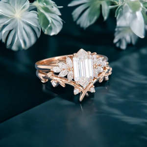 Anillo de compromiso de diamante cultivado en laboratorio de corte ovalado con banda de boda de hoja de vid y chevron, engaste de púas en oro blanco, acabado de alto brillo - Product Image 2