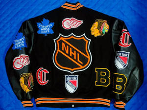 Chaqueta Varsity Negra Personalizada de Lana para Hombre, Chaqueta Bomber con Mangas de Cuero Negro y Múltiples Parches, Uniforme de Béisbol Letterman al por Mayor - Product Image 5