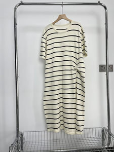Robe longue en tricot à col polo rayé à manches courtes pour femmes, vente en gros - Product Image 4