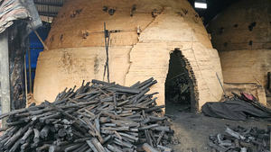 Carbón Vegetal Negro de Madera Dura de Vietnam de Alta Calidad en Forma de Trozos para Asar a la Parrilla y Uso en Restaurantes, Bolsas de 10 kg - Product Image 6