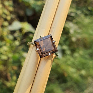 แหวนเงินแท้ 925 ประดับควอตซ์สโมคกี้ ทรงสี่เหลี่ยม 8x8 มม. ชุบทอง สำหรับผู้หญิง เหมาะเป็นของขวัญหมั้นหรือแหวนแต่งงาน สามารถสลักชื่อได้ - Product Image 5