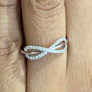 แหวนมอสซาไนต์ทรงกลมแบบไขว้ลายอินฟินิตี้ เงินแท้ 925 เครื่องประดับแบบซ้อนได้ ของขวัญสำหรับแฟนสาว - Product Image 3