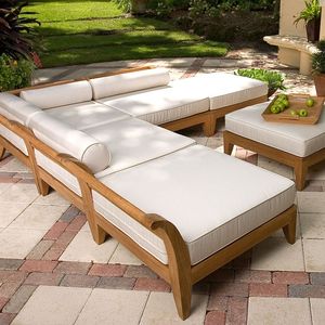 Ensemble de canapés modulaires de luxe en teck pour l'extérieur avec coussins blancs de qualité supérieure pour une expérience de détente élégante dans le jardin et sur la terrasse. - Product Image 1