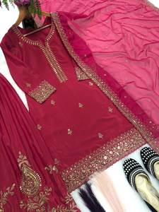 Ensemble haut en crêpe de soie, sharara et dupatta, richement brodé et orné de sequins, style Bollywood, pour soirée. - Product Image 4