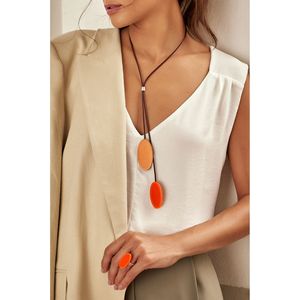 Collier moderne en résine indienne avec cristaux, accessoire de mode par RR ENTERPRISES, conçu pour s'assortir facilement aux tenues ethniques et occidentales fusionnées. - Product Image 4