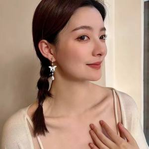 Pendientes Colgantes de Perlas Naturales de Concha Madre para Mujer, Nuevo Diseño Fino Chino con Elegante Mariposa y Caja de Regalo Incluida - Product Image 4